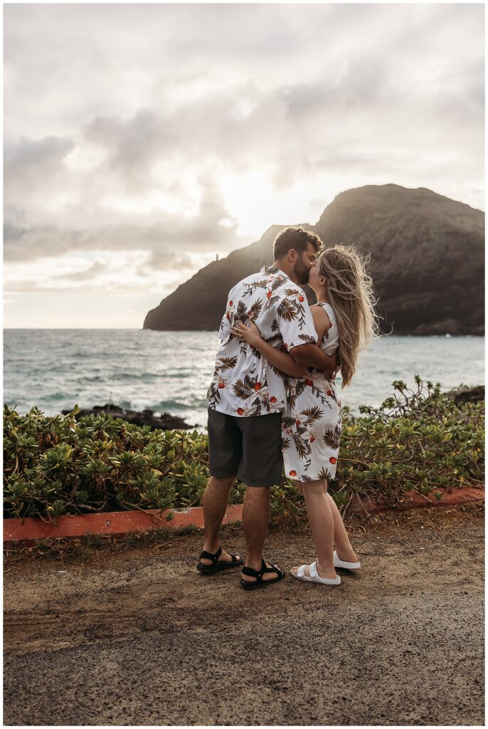 couple kissing with makapuu lighthouse in the background